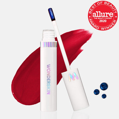 Sublim hvid læbestift beholder med colourshift logo og skrift. Wonderskin Wonder Blading Lip Stain Masque Divine (Burgundy Red)