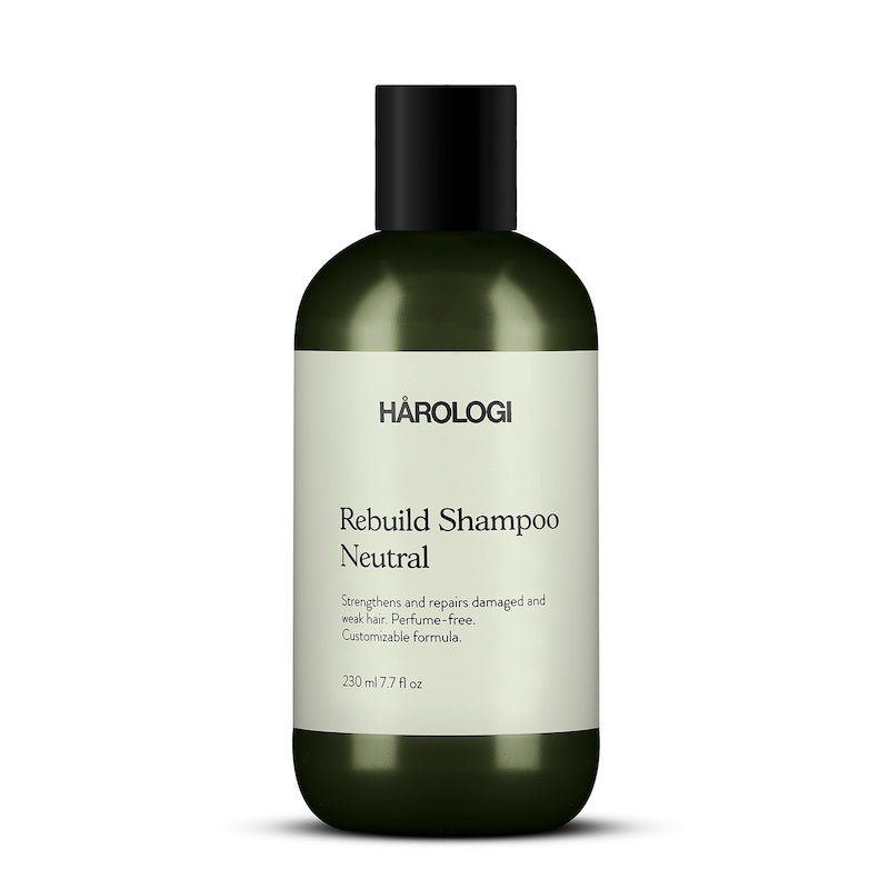 Elegant mørkegrøn flaske med offwhite etiket. Hårologi Rebuild Shampoo Neutral.