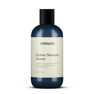 Elegant blå flaske med offwhite center etiket. Hårologi Hydrate Shampoo Neutral.