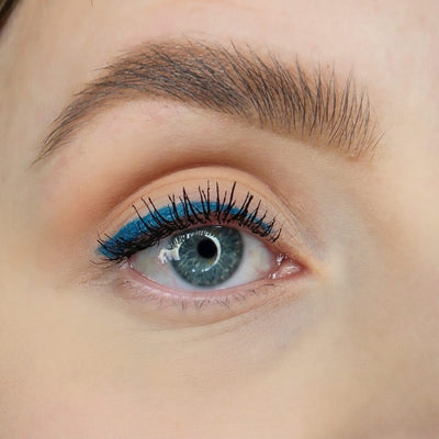 Close up af øje med metallice blå eyeliner.