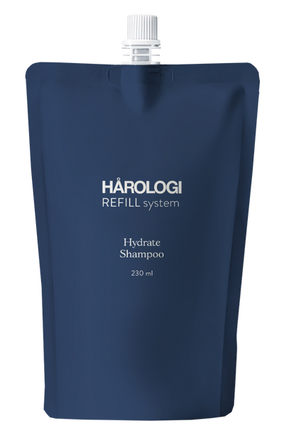 Mørk blå pose med hvid top. Hårologi Refill System Hydrate Shampoo