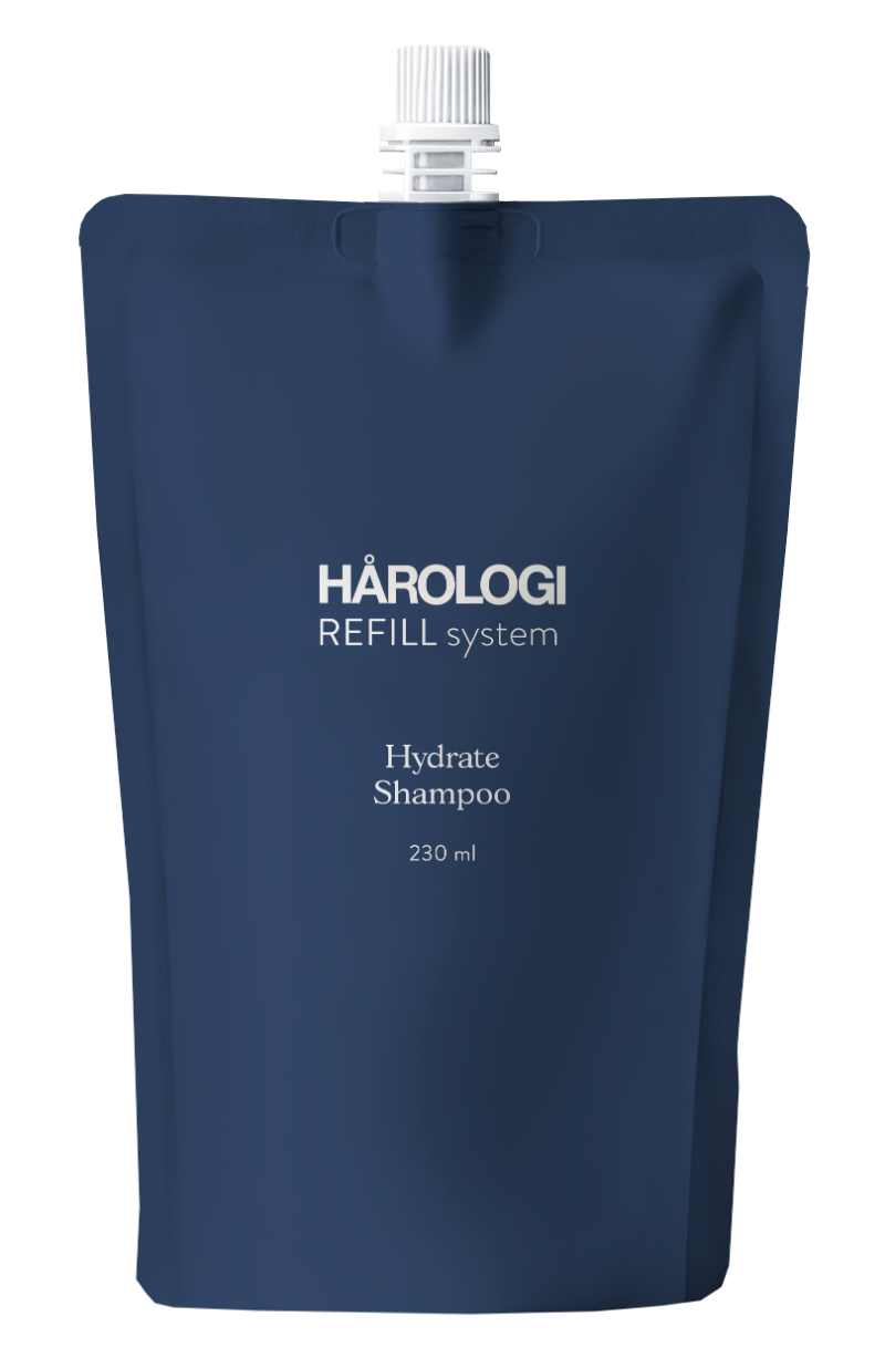 Mørk blå pose med hvid top. Hårologi Refill System Hydrate Shampoo