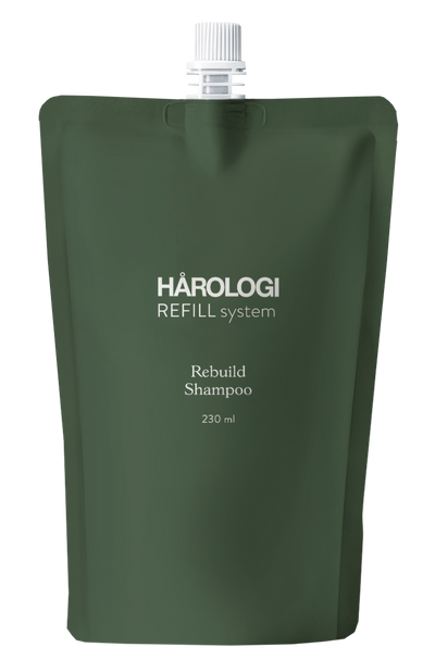 Mørk grøn pose med hvid top. Hårologi Refill Rebuild Shampoo