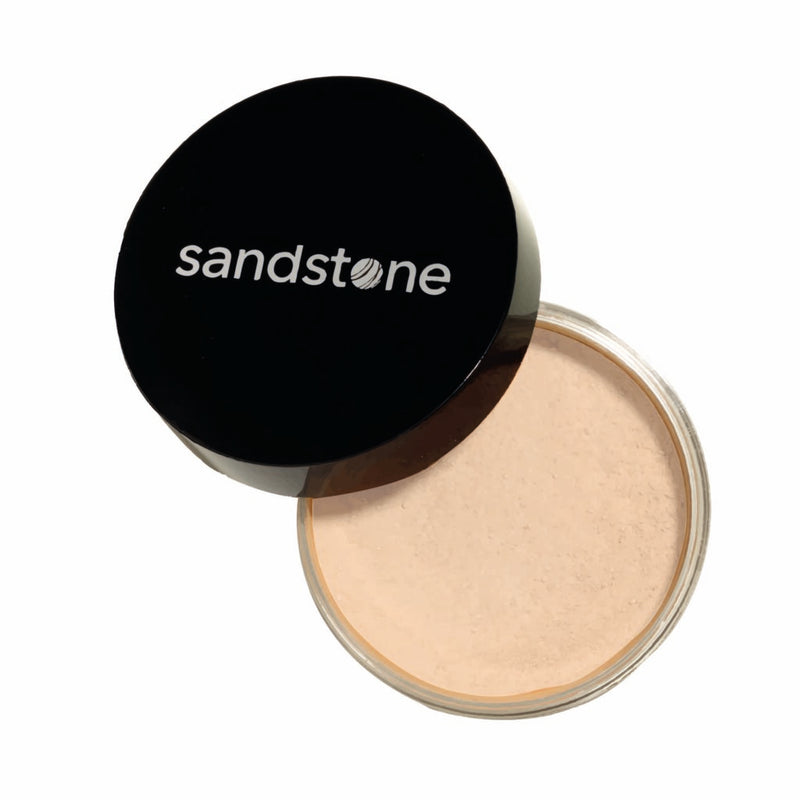 åben glas dåse med sort låg og logo. Sandstone Velvet Mineral Powder 1