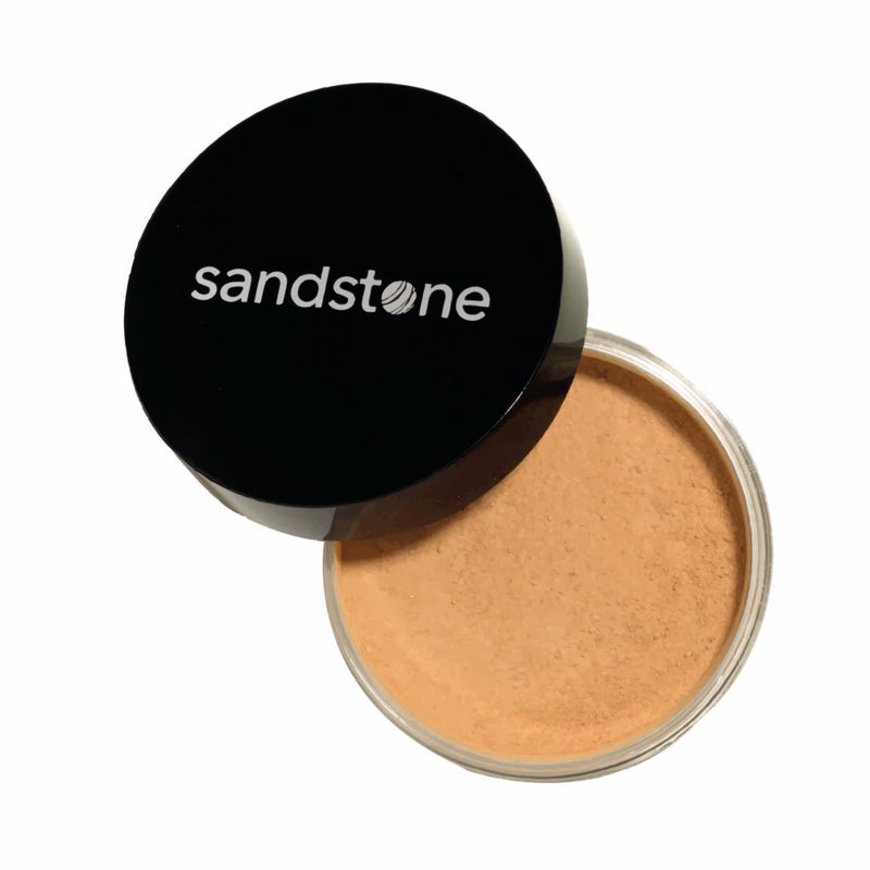 åben glas dåse med sort låg og logo. Sandstone Velvet Mineral Powder 4