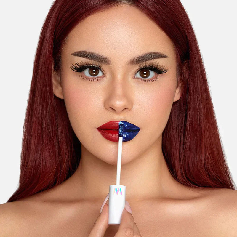 En model med to farvet læbestift glinsende læbestift - Rød og Blå. Wonderskin Blading Lip Stain Masque