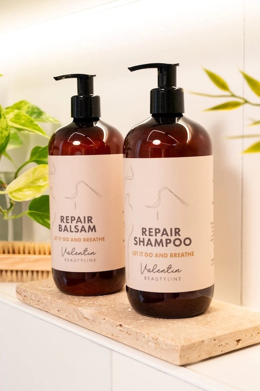 To stilrene brune flasker med sort pumpe og etiket med logo. Valentin Beautyline Shampoo og Conditioner.