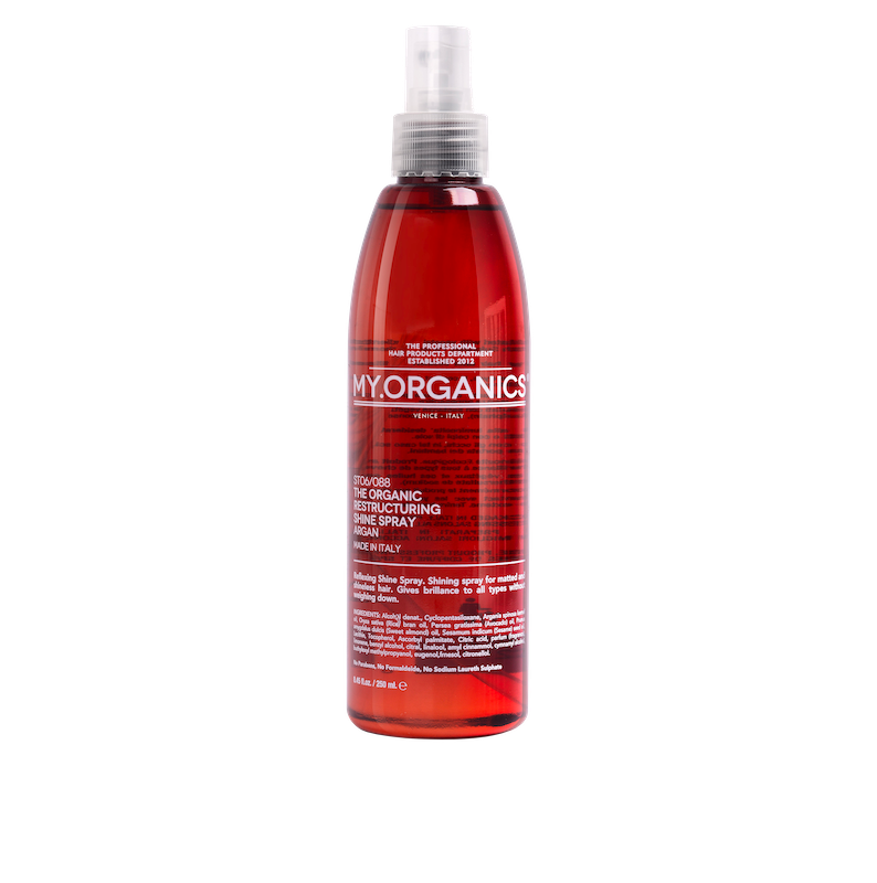 Iøjnefaldende semi-transparant rød sprayflaske med hvid skrift. My.Organics Restructuring Shine Spray. 