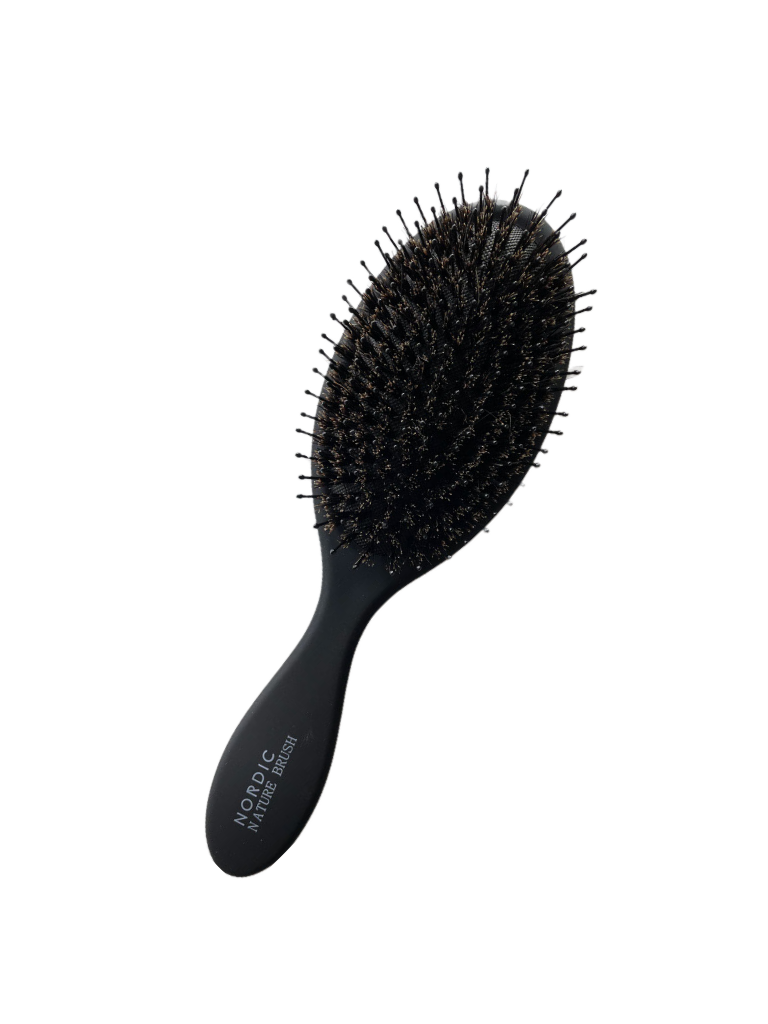 Stilren sort børste i mat sort bio-plastik. Hair Contrast Nordic Nature Brush.