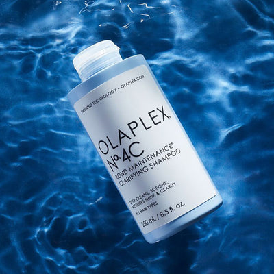 Simpel lyseblå beholder med hvid etiket. Olaplex No.4. Bond Maintenace Clarifying Shampoo. 