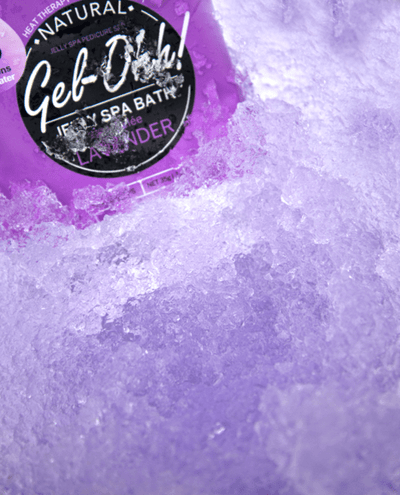 Gel-Ohh Jelly Spa Lavendel posen sat ned i knust is.